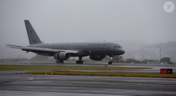 Avion Royal Force - Le prince William, le duc de Cambridge, Catherine Kate Middleton, la duchesse de Cambridge et leur fils le prince George de Cambridge arrivent à l'aéroport à Wellington en Nouvelle-Zélande, le 7 avril 2014. Ils commencent une tournée de trois semaines en Nouvelle-Zélande puis en l'Australie. EXPRESS SYNDICATION / BESTIMAGE