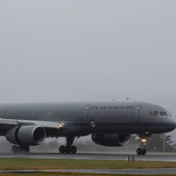 Avion Royal Force - Le prince William, le duc de Cambridge, Catherine Kate Middleton, la duchesse de Cambridge et leur fils le prince George de Cambridge arrivent à l'aéroport à Wellington en Nouvelle-Zélande, le 7 avril 2014. Ils commencent une tournée de trois semaines en Nouvelle-Zélande puis en l'Australie. EXPRESS SYNDICATION / BESTIMAGE