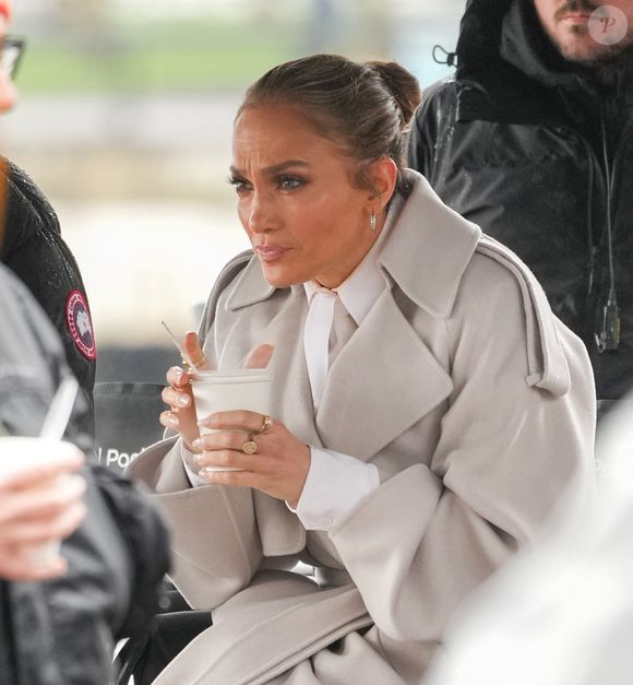 Jennifer Lopez sur le tournage du film "Office Romance" le 07/04/2025

Photo : STARMAX / BESTIMAGE