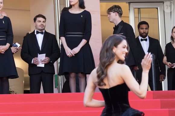 Antoine Dupont et  Iris Mittenaere - Antoine Dupont et Iris Mittenaere se retrouvent sur les marches  du film « Dossier 137 » lors du 78ème Festival International du Film de Cannes le 15 mai 2025.

© Jacovides / Moreau / Bestimage