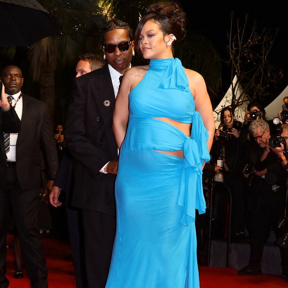 Elle était aux côtés de son compagnon A$AP Rocky pour la descente des marches du film "Highest 2 Lowest".

ASAP Rocky et sa femme Rihanna (enceinte) - Descente des marches du film « Highest 2 Lowest » lors du 78ème Festival International du Film de Cannes, au Palais des Festivals à Cannes. Le 19 mai 2025
© Jacovides-Moreau / Bestimage
