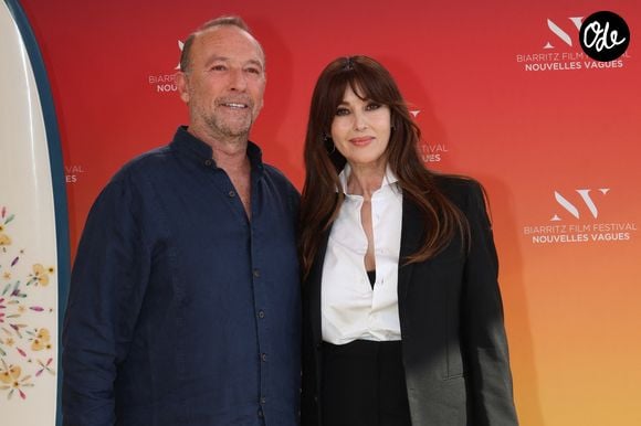 Monica Bellucci et Jérôme Pulis-Etchevers au photocall du Biarritz Film Festival - Nouvelles Vagues 2026 au théâtre de la Gare du Midi à Biarritz, le 26 juin 2026. Au cours de la cérémonie, R.Malek a reçu "Le Prix d'Honneur" des mains de M.Bellucci. 
© Jean-Marc Lhomer / Bestimage