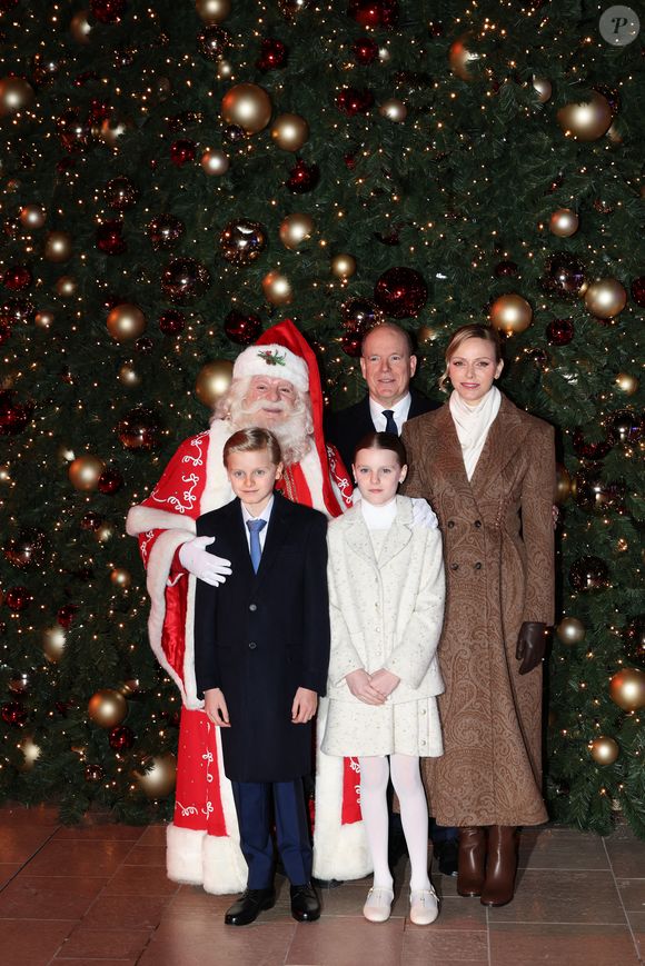 Le Prince Albert II de Monaco, la Princesse Gabriella de Monaco, le Prince Jacques de Monaco et la Princesse Charlène de Monaco assistent à l'inauguration des illuminations de Noël sur la Place du Casino à Monte-Carlo, Monaco, le 29 novembre 2025. Photo Jean-Charles Vinaj/Abaca