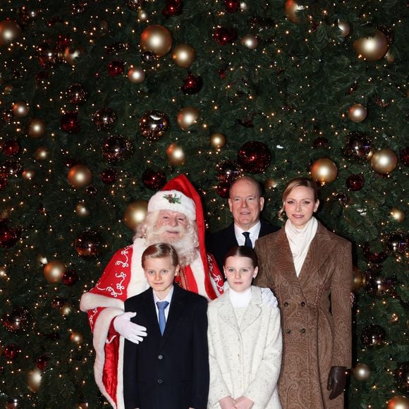 Le Prince Albert II de Monaco, la Princesse Gabriella de Monaco, le Prince Jacques de Monaco et la Princesse Charlène de Monaco assistent à l'inauguration des illuminations de Noël sur la Place du Casino à Monte-Carlo, Monaco, le 29 novembre 2025. Photo Jean-Charles Vinaj/Abaca