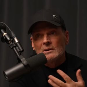 Laurent Baffie aux commandes d'un nouveau numéro de son podcast "Coloscopie" face à Thomas Dutronc. (Capture d'écran YouTube).