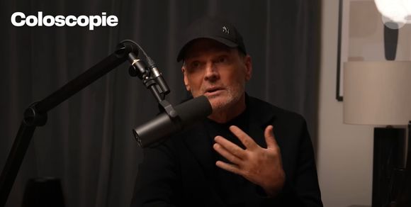 Laurent Baffie aux commandes d'un nouveau numéro de son podcast "Coloscopie" face à Thomas Dutronc. (Capture d'écran YouTube).