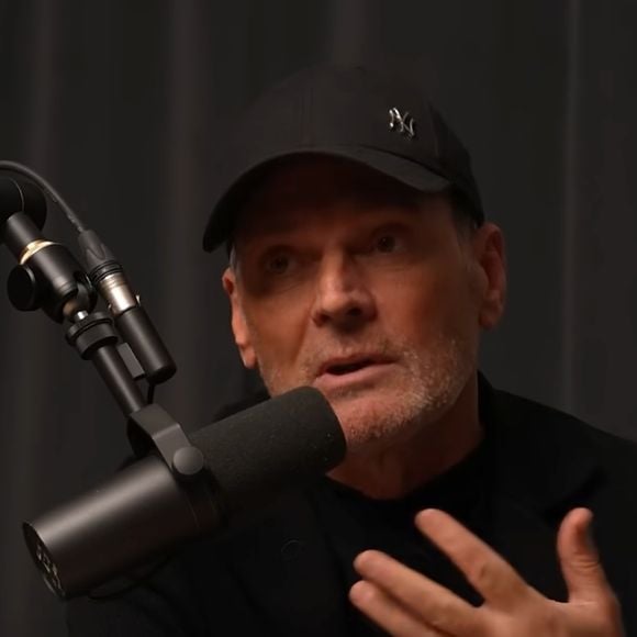 Laurent Baffie aux commandes d'un nouveau numéro de son podcast "Coloscopie" face à Thomas Dutronc. (Capture d'écran YouTube).