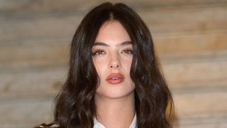 Comme ses parents, Deva Cassel est tombée amoureuse de son compagnon sur un tournage : “J’admets que c’est moi qui…”