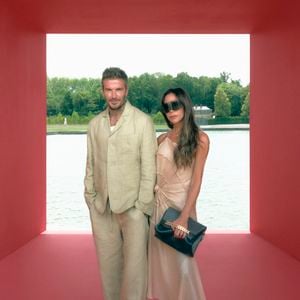 Avec David Beckham, toujours majoritaire au capital, elle entend désormais poursuivre le développement de cet empire à l’international. 

David et Victoria Beckham - Défilé Jacquemus collection "Le chouchou" automne-hiver 2023/2024, même si la marque est désormais déconnectée du traditionnel calendrier de la mode et livre des collections qui ne sont plus liées aux saisons, au château de Versailles, France, le 26 juin 2023. © Courtesy of Jacquemus via Bestimage