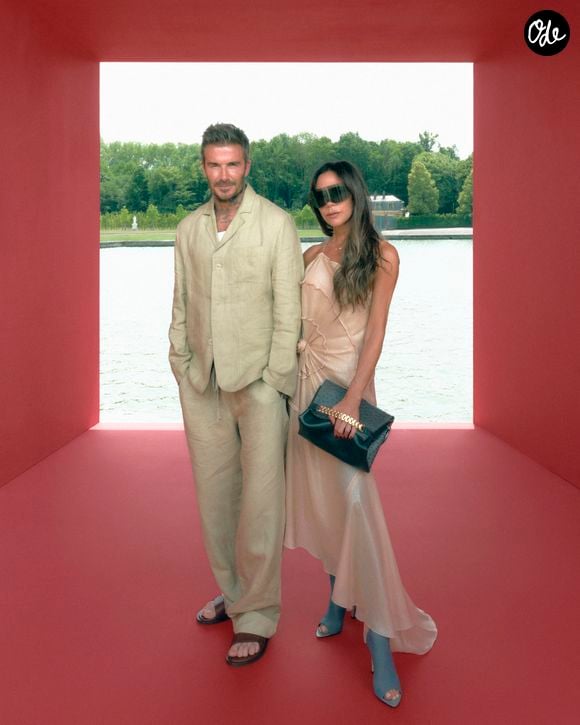 Avec David Beckham, toujours majoritaire au capital, elle entend désormais poursuivre le développement de cet empire à l’international. 

David et Victoria Beckham - Défilé Jacquemus collection "Le chouchou" automne-hiver 2023/2024, même si la marque est désormais déconnectée du traditionnel calendrier de la mode et livre des collections qui ne sont plus liées aux saisons, au château de Versailles, France, le 26 juin 2023. © Courtesy of Jacquemus via Bestimage