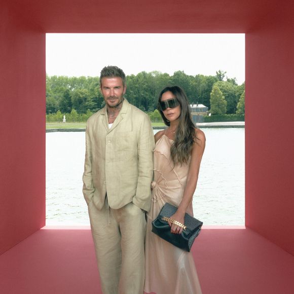 Avec David Beckham, toujours majoritaire au capital, elle entend désormais poursuivre le développement de cet empire à l’international. 

David et Victoria Beckham - Défilé Jacquemus collection "Le chouchou" automne-hiver 2023/2024, même si la marque est désormais déconnectée du traditionnel calendrier de la mode et livre des collections qui ne sont plus liées aux saisons, au château de Versailles, France, le 26 juin 2023. © Courtesy of Jacquemus via Bestimage