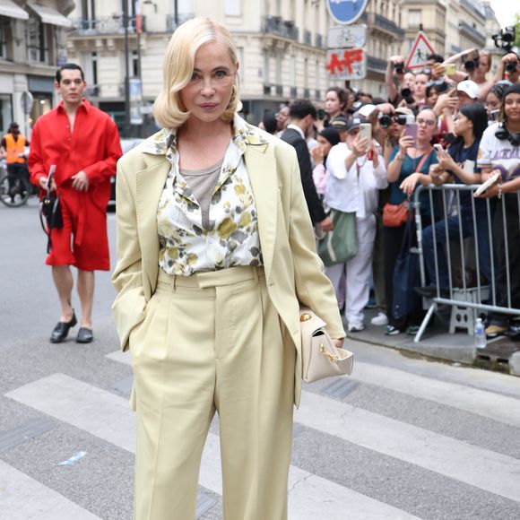 Emmanuelle Béart -  Les célébrités au défilé AMI "Collection Homme Prêt-à-Porter Printemps/Eté 2026" lors de la Fashion Week de Paris, le 25 juin 2025
© Denis Guignebourg / Bestimage