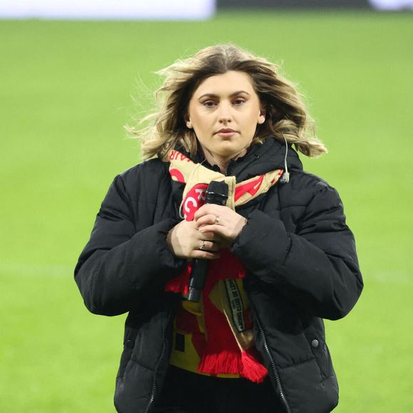 Marine (Star Academy 2024) chante "Les Corons" en hommage à Pierre Bachelet, pour le 20ème anniversaire de sa mort, lors du match de Ligue 1 McDonald's "Lens - Strasbourg (0-2)" au stade Bollaert-Delelis, le 16 février 2025.
