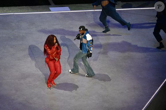 Mais contrairement à ce que l'on pourrait penser, Kendrick Lamar ne va pas toucher de rémunération pour son show. 

9 février 2025, Nouvelle-Orléans, LA ; Kendrick Lamar ft. SZA pendant le spectacle de la mi-temps du Super Bowl LIX entre les Philadelphia Eagles et les Kansas City Chiefs au Caesars Superdome.  Eric Canha/CSM (Crédit photo : Eric Canha/CSM via ZUMA Press Wire)