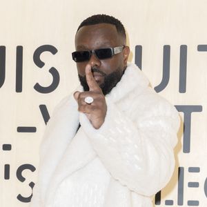 Gims a assisté au défilé Louis Vuitton à Paris accompagné d’une femme restée jusqu’ici inconnue du public.

Maître Gims - Photocall du Défilé de mode Louis Vuitton Collection Hommes Automne Hiver Printemps-Été dans le cadre de la Fashion Week de Paris, France
 
© Olivier Borde / Bestimage