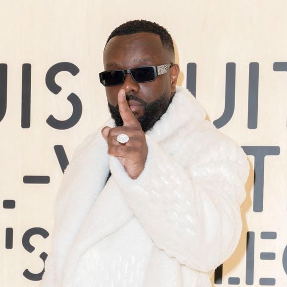 Gims a assisté au défilé Louis Vuitton à Paris accompagné d’une femme restée jusqu’ici inconnue du public.

Maître Gims - Photocall du Défilé de mode Louis Vuitton Collection Hommes Automne Hiver Printemps-Été dans le cadre de la Fashion Week de Paris, France
 
© Olivier Borde / Bestimage