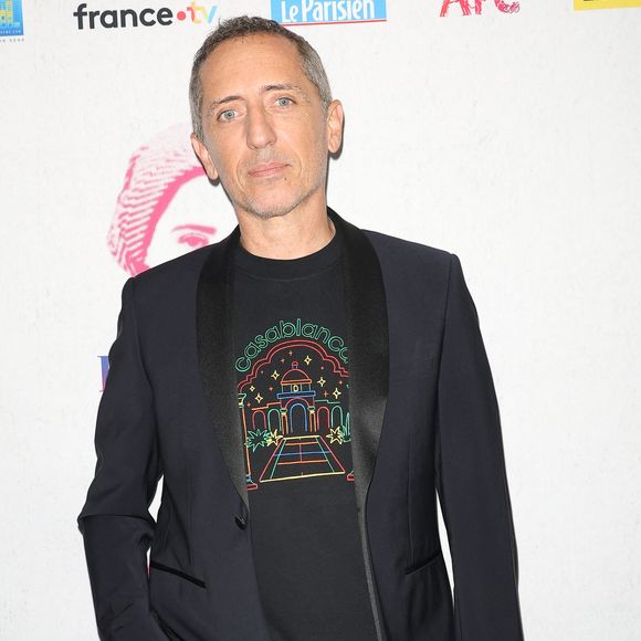Gad Elmaleh - Générale du spectacle musical "Bernadette de Lourdes" au Dôme de Paris à Paris le 21 septembre 2023.
Après le succès phénoménal des spectacles musicaux Robin des Bois et Les 3 Mousquetaires,  R.Ciurleo et E. de Galard vont une fois de plus nous surprendre avec cette fois-ci un pari audacieux : raconter sur scène l’histoire de Bernadette Soubirous et des apparitions mariales auxquelles elle assista à Lourdes en 1858. 
Roberto et Eléonore ont pour cela collabore avec Grégoire pour la musique, S. Denoncourt pour la mise en scène, les paroliers L. Florence et P. Guirao pour les paroles des chansons.
Le spectacle musical « Bernadette de Lourdes » retrace ces apparitions et plus généralement la vie de la jeune Bernadette Soubirous dont l’avenir fut bouleversé à l’époque par ces révélations. 
La première du spectacle a eu lieu le 1er juillet 2019. Se sont retrouvé sur scène des artistes talentueux tels que Eyma (Bernadette Soubirous), S. Caillibot (Louise Soubirous), D.Ban (François Soubirous), C. Héraut (Abbé Peyramale) et G. Deck (Commissaire Jacomet). Ils ont trouvé la force et le courage d’interpréter sur scène des rôles forts et ce dans le respect de l’histoire de Bernadette Soubirous. © Coadic Guirec/Bestimage