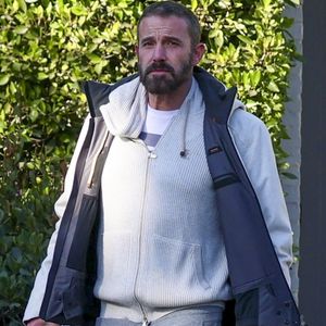 Tandis que les incendies de forêt continuent de faire rage en Californie, Ben Affleck a été aperçu, soulagé de découvrir que sa maison à Pacific Palisades ait été épargnée...

Los Angeles, CA - Ben Affleck a été aperçu à l'extérieur de sa maison de Brentwood, visiblement préoccupé par les incendies de forêt qui continuent de faire rage en Californie. L'acteur reste proche des zones touchées par les incendies, alors que les conditions météorologiques sont toujours menaçantes.