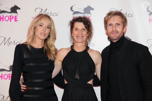 Annabel Brourhant (Co-fondatrice de HOPE), Elodie Fontan (marraine de Hope), Philippe Lacheau lors de la soirée annuelle de gala de l'association Hope au pavillon Gabriel à Paris le 14 octobre 2025. © Anne-Sophie Guebey / Bestimage