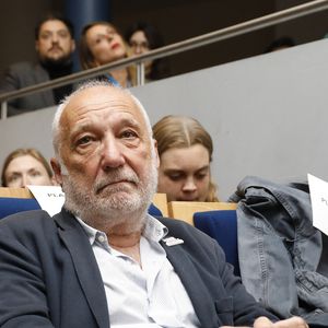 "Je suis rarement à la maison, alors quand je m'y trouve enfin, j'aime avoir mes proches (NDLR. sa femme, l'actrice et romancière Alexia Stresi et ses deux jumelles de 14 ans) autour de moi", leur a-t-il confié.

Exclusif - François Berléand - Avant-première su documentaire "Santé mentale, briser le tabou" dans l'Amphithéâtre Laroque au Ministère du Travail à Paris le 15 avril 2025. © Marc Ausset-Lacroix/Bestimage