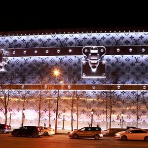 Louis Vuitton va ouvrir son hôtel de luxe de 6000 m2 sur les Champs Elysées !  Situé au 103 avenue des Champs-Elysées à Paris, ce bâtiment incroyable se situera juste en face du célèbre flagship de Louis Vuitton.
 Jack Tribeca/Bestimage