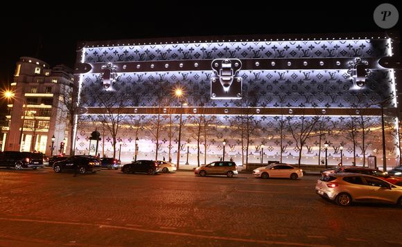 Louis Vuitton va ouvrir son hôtel de luxe de 6000 m2 sur les Champs Elysées !  Situé au 103 avenue des Champs-Elysées à Paris, ce bâtiment incroyable se situera juste en face du célèbre flagship de Louis Vuitton.
 Jack Tribeca/Bestimage