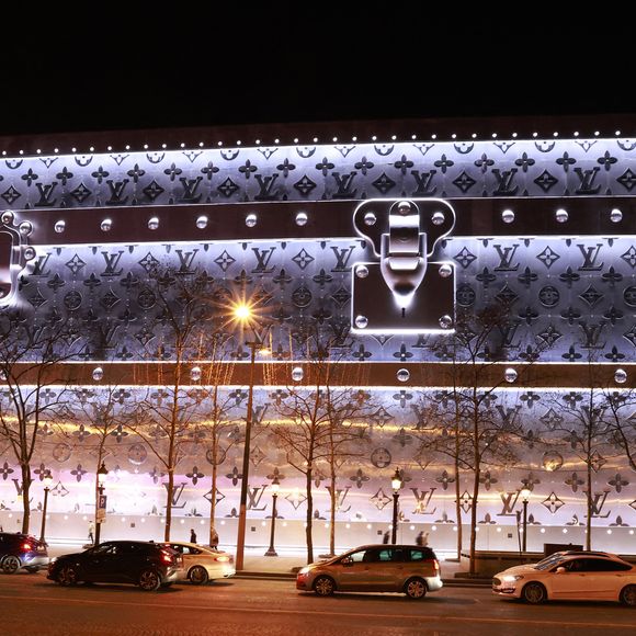 Louis Vuitton va ouvrir son hôtel de luxe de 6000 m2 sur les Champs Elysées !  Situé au 103 avenue des Champs-Elysées à Paris, ce bâtiment incroyable se situera juste en face du célèbre flagship de Louis Vuitton.
 Jack Tribeca/Bestimage