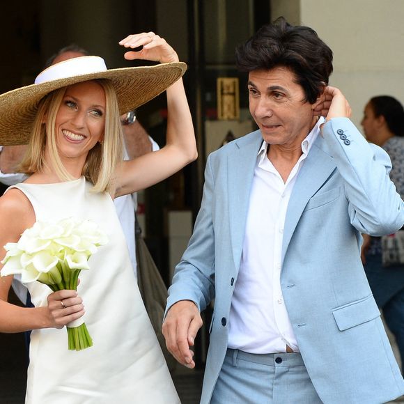 Les jeunes mariés, Jean-Luc Lahaye et sa femme Paola (Lahaye-Aubin) à la sortie de la mairie du 18ème arrondissement de Paris - J.L.Lahaye s'est marié en secondes noces avec sa compagne P.Aubin à la mairie du 18ème arrondissement de Paris, le 2 juillet 2025. © Agence / Bestimage