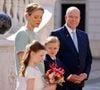 À l’occasion du Festival de Télévision de Monte-Carlo, Albert II de Monaco a accordé une interview à Isabelle Ithurburu dans "50’ Inside"...
Le Prince Albert II de Monaco (à droite), la Princesse Charlène (2ème à gauche) et leurs enfants Gabriella (2e à gauche) et Jacques (2e à droite) attendent l'arrivée du président français pour une visite d'État de deux jours au palais princier de Monaco, avant la conférence des Nations unies sur les océans (Unoc3). Photo par Ludovic Marin/Pool/ABACAPRESS.COM