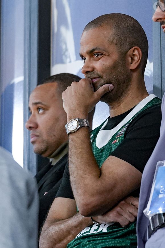 Aujourd’hui retraité, il préside l’ASVEL Lyon-Villeurbanne.

Tony Parker lors de la dernière minute du match Lyon-Villeurbanne vs Zalgiris Kaunas, Turkish Airlines Euroleague à l’Astroballe de Villeurbanne, le 27/03/2025. © Sandrine Thesillat / PsNewz / Bestimage