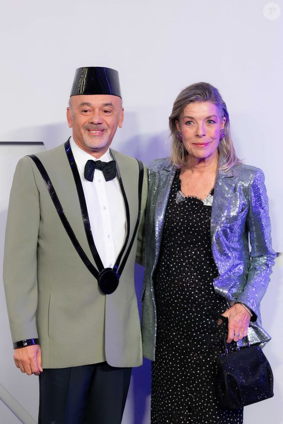 Cette édition était placée sous le thème "Galaxy Rose Ball", pensé par Christian Louboutin qui a, une nouvelle fois, travaillé avec Caroline de Monaco pour l'occasion.

Christian Louboutin, S.A.R. la princesse Caroline de Hanovre assistent à la 70e édition du "Bal de la Rose" au Sporting Club de Monte-Carlo à Monaco, le 21 mars 2026.  © Olivier Huitel/Pool Monaco/Bestimage
