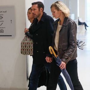 Nicolas Bedos, jugé pour agressions et harcèlement sexuels, arrive avec sa compagne Pauline Desmonts et son avocate,  J.Minkowski, au tribunal judiciaire de Paris, le 26 septembre 2024. Les faits reprochés auraient été commis entre 2018 et 2023. 
© Christophe Clovis / Bestimage