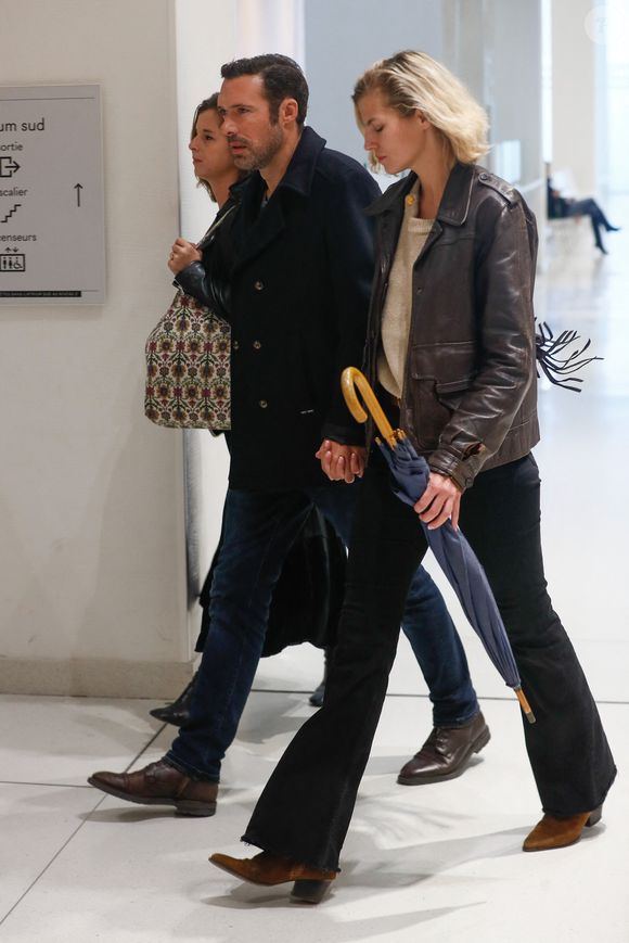 Nicolas Bedos, jugé pour agressions et harcèlement sexuels, arrive avec sa compagne Pauline Desmonts et son avocate,  J.Minkowski, au tribunal judiciaire de Paris, le 26 septembre 2024. Les faits reprochés auraient été commis entre 2018 et 2023. 
© Christophe Clovis / Bestimage