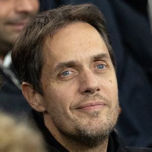 Grand Corps Malade - Célébrités dans les tribunes du match de Ligue des Champions entre le PSG contre le Bayern de Munich (1-2) au Parc des Princes à Paris le 4 novembre 2025. © Cyril Moreau/Bestimage