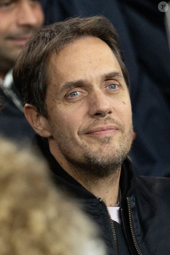 Grand Corps Malade - Célébrités dans les tribunes du match de Ligue des Champions entre le PSG contre le Bayern de Munich (1-2) au Parc des Princes à Paris le 4 novembre 2025. © Cyril Moreau/Bestimage