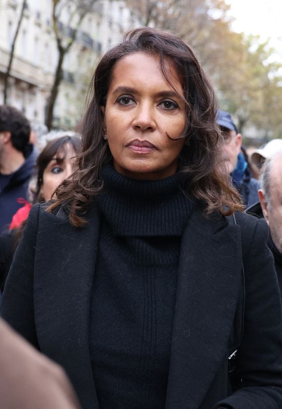 Alors qu'elle passe quelques jours de congés sur place, Karine Le Marchand a exprimée sa colère sur Instagram le lundi 4 août 2025 Karine le Marchand - Marche pour la République et contre l'antisémitisme à Paris le 12 novembre 2023. © Denis Guignebourg / Bestimage