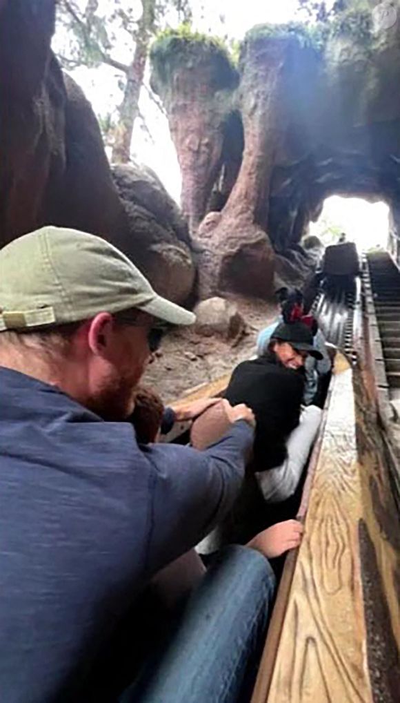 Des images inédites du prince Harry, de Meghan Markle et de leurs enfants ont été dévoilées.

Le prince Harry révèle que Space Mountain est son attraction préférée à Disneyland – grâce à la princesse Diana – lors de son apparition avec sa femme Meghan Markle dans l'émission spéciale d'ABC pour les 70 ans de Disneyland. © Backgrid UK/ Bestimage