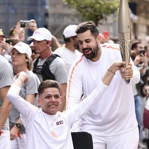 Artus, comédien et humoriste français, et Sofian Ribes, créateur de contenu, lors du torch kiss relai de la Flamme Olympique à Montpellier pour les Jeux Olympiques de Paris 2024, le 13 mai 2024.