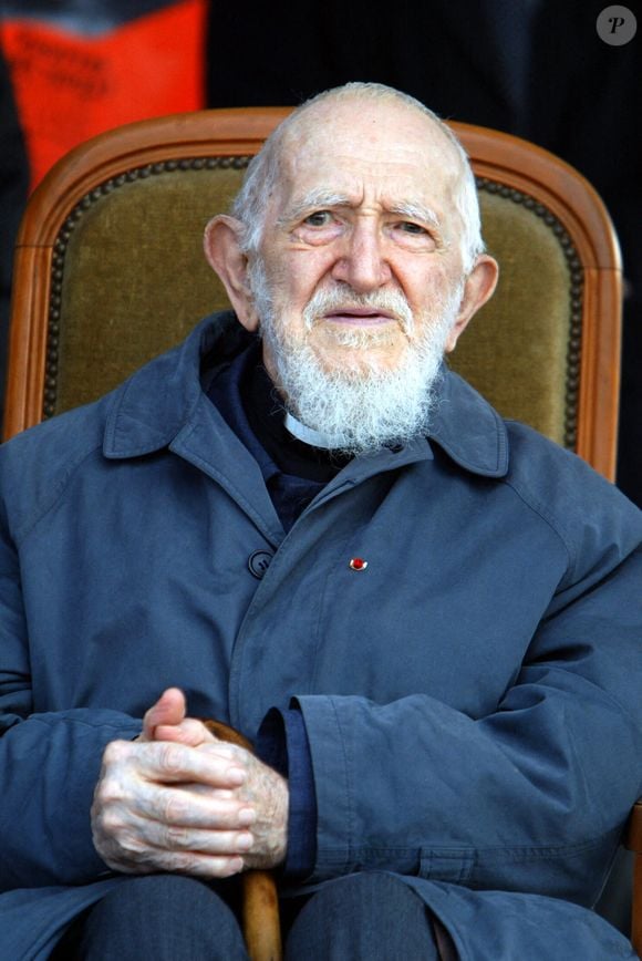 La Conférence des évêques de France (CEF), qui avait demandé à la justice d'étudier la possibilité d'une enquête, "regrette la décision du parquet", "tout en la comprenant", a-t-elle déclaré à l'AFP.

L'abbé Pierre assiste à une cérémonie sur la place du Trocadéro à ParisPhoto par Mousse/ABACAPRESS.COM