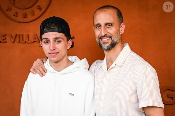 Cette apparition à Roland-Garros illustre ainsi la place centrale de sa vie de père, loin des projecteurs.

24 mai 2026, Paris, France, France : Isaac Elmaleh et Arie Elmaleh lors de Roland-Garros 2026, Roland-Garros 2026, tournoi de tennis du Grand Chelem au stade Roland-Garros le 24 mai 2026 à Paris, France. (Credit Image : © Matthieu Mirville/ZUMA Press Wire / Bestimage)