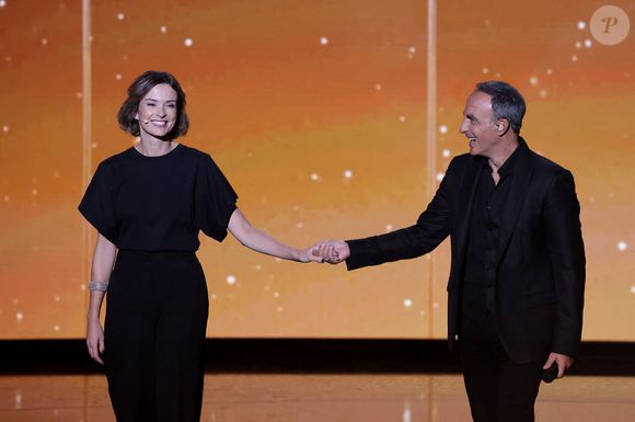 Exclusif - Isabelle Ithurburu et Nikos Aliagas lors de l'enregistrement de l'émission "La chanson secrète N°14", présentée par N.Aliagas et diffusée le 26 décembre sur TF1, consacrée à Isabelle Ithurburu à Paris le 9 décembre 2025. © Jacovides-Moreau/Bestimage