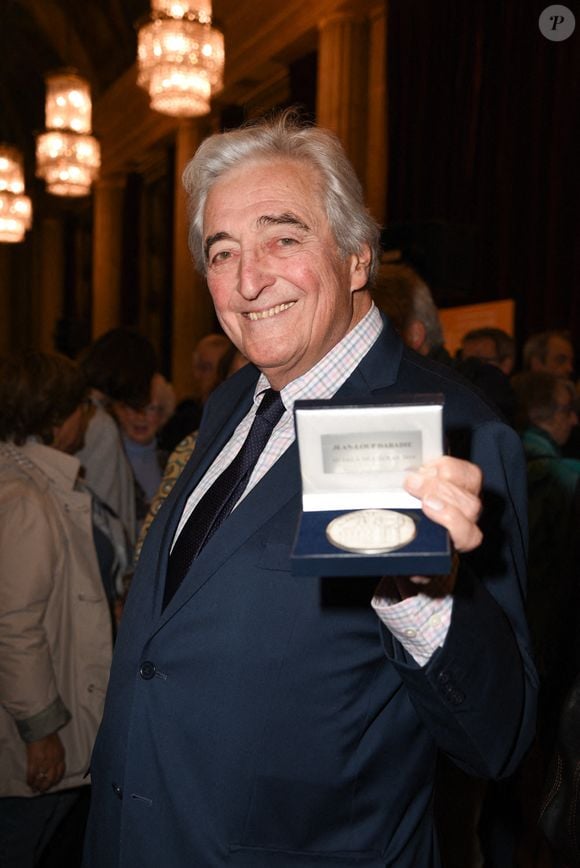 Jean-Loup Dabadie posant avec sa médaille de la ville de Vincennes lors de la cérémonie d'ouverture du 3e Festival du film Au-Dela De L'Ecran à Vincennes, en France, le 22 novembre 2019. Photo par Mireille Ampilhac/ABACAPRESS.COM