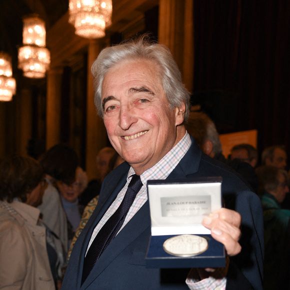Jean-Loup Dabadie posant avec sa médaille de la ville de Vincennes lors de la cérémonie d'ouverture du 3e Festival du film Au-Dela De L'Ecran à Vincennes, en France, le 22 novembre 2019. Photo par Mireille Ampilhac/ABACAPRESS.COM