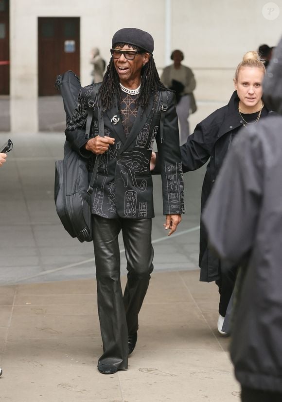 Londres, ROYAUME-UNI - Nile Rodgers fait une apparition élégante lors de l'émission de radio de Scott Mills.