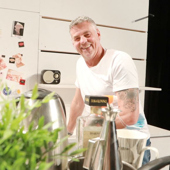 Exclusif - Close-up avec Bruno Gaccio lors des répétitions de la pièce de théâtre "Les pates à l'ail" au théâtre Robinson à Mandelieu-la-Napoule. La pièce est co-écrite par Bruno Gaccio, Philippe Giangreco (chemise bleue et lunettes de soleil) et Jean-Carol Larrivé (dégarni et lunettes de vue), qui en assure également la mise en scène. Mandelieu-la-Napoule, le 13 juillet 2021. 
© Franz Chavaroche/Nice-Matin/Bestimage