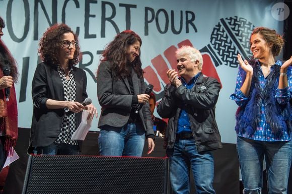 Corinne Rey (Coco), Zineb El Rhazoui, Patrick Pelloux et Guest (Charlie Hebdo) - Reporters Sans Frontières (RSF) organise "Un concert pour la liberté" pour célébrer la Journée Mondiale de Liberté de la Presse et fêter les 30 ans de l'organisation, sur la place de la République à Paris, le 3 mai 2015.