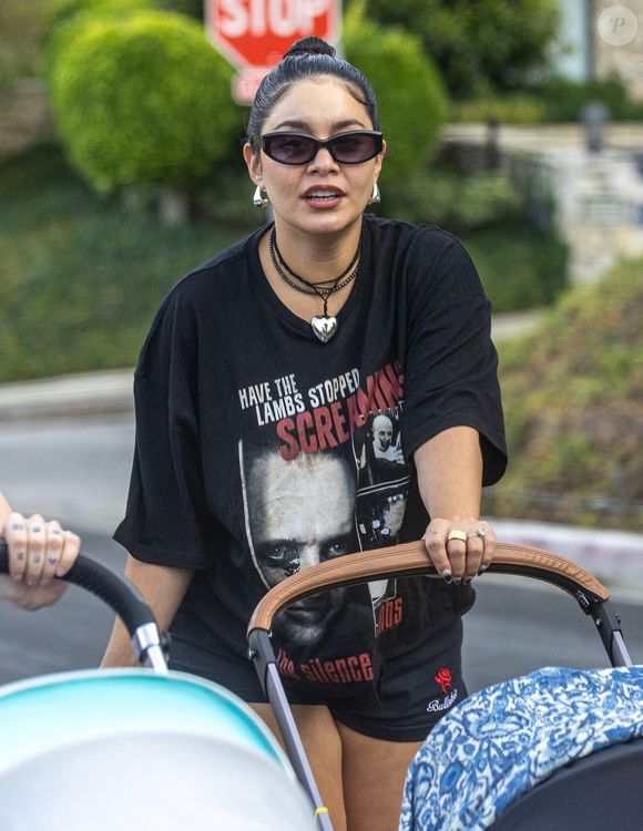 Vanessa Hudgens se promène avec son nouveau-né, accompagnée d'une amie, à Los Angeles, Californie, Etats-Unis, le 13 septembre 2024. ©Backgrid USA / Bestimage