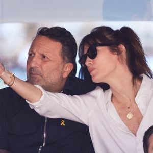 Arthur (Jacques Essebag) et sa femme Mareva Galanter dans les tribunes de la finale homme des Internationaux de France de tennis de Roland Garros 2024 à Paris le 9 juin 2024. © Jacovides-Moreau/Bestimage