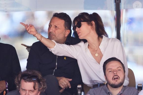 Arthur (Jacques Essebag) et sa femme Mareva Galanter dans les tribunes de la finale homme des Internationaux de France de tennis de Roland Garros 2024 à Paris le 9 juin 2024. © Jacovides-Moreau/Bestimage