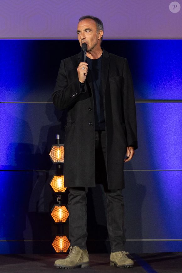 Nikos Aliagas participe au 'Multi Screen Grand Prix 2026' à l'hôtel Pullman Paris Montparnasse le 13 avril 2026 à Paris, France. Photo par Nasser Berzane/ABACAPRESS.COM